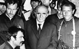 Des policiers français conduisent Klaus Barbie, au centre, menotté, hors de la salle d'audience de Lyon, après avoir été condamné le 4 juillet 1987 pour crimes contre l'humanité alors qu'il était chef de la Gestapo dans cette ville. (Crédit : AP)