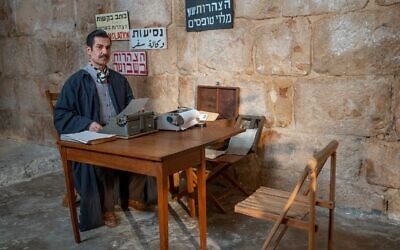 L'acteur Itzik Cohen dans ‘The Beauty Queen of Jerusalem,’ une série historique produite par Yes Studios. (Autorisation :   Nati Levi)