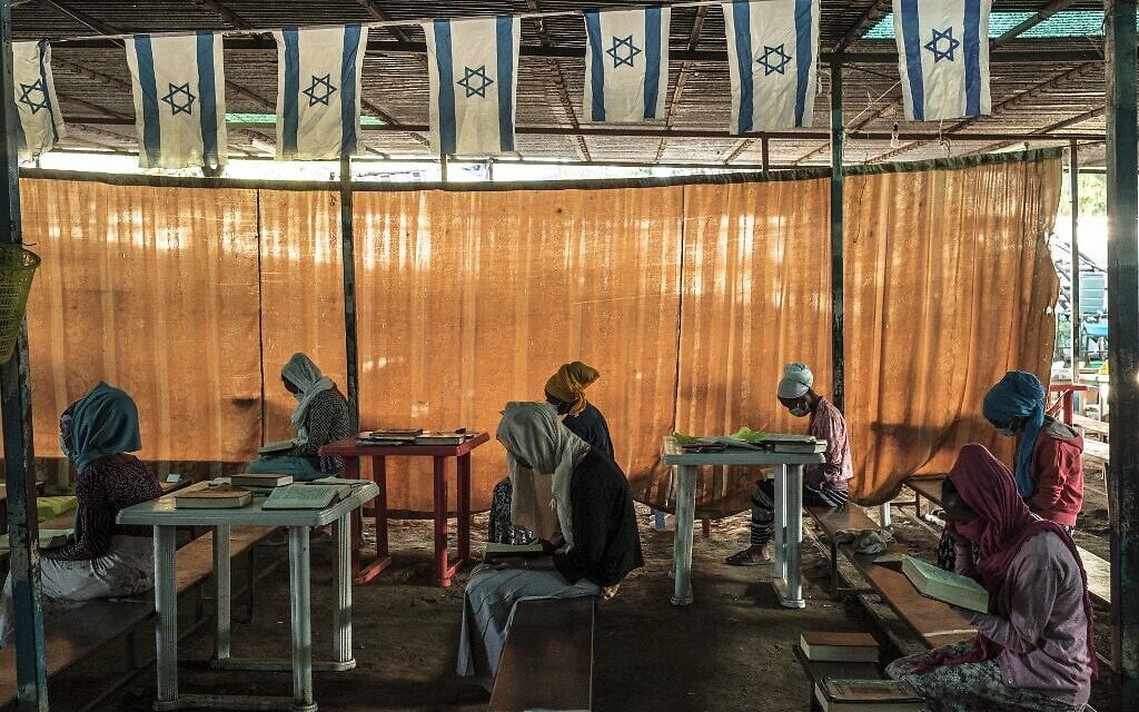 Des membres de la communauté juive éthiopienne assistent à un office religieux à la synagogue de la communauté de la ville de Gondar, en Éthiopie, le 26 octobre 2020. (Crédit : EDUARDO SOTERAS / AFP)
