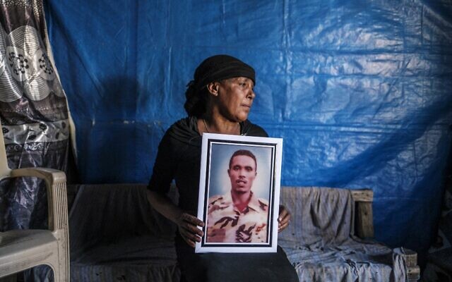Azanu Girma tient un portrait de son fils décédé chez elle à Gondar, en Éthiopie, le 19 janvier 2021. (Crédit : EDUARDO SOTERAS / AFP)