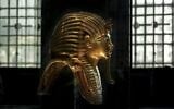 Illustration : Le masque en or massif du roi Toutankhamon dans sa vitrine, au Musée égyptien près de la place Tahrir au Caire, en Égypte, le 30 octobre 2013. (Crédit : Nariman El-Mofty/AP)