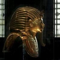 Illustration : Le masque en or massif du roi Toutankhamon dans sa vitrine, au Musée égyptien près de la place Tahrir au Caire, en Égypte, le 30 octobre 2013. (Crédit : Nariman El-Mofty/AP)