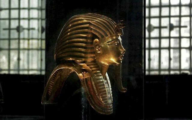 Illustration : Le masque en or massif du roi Toutankhamon dans sa vitrine, au Musée égyptien près de la place Tahrir au Caire, en Égypte, le 30 octobre 2013. (Photo AP / Nariman El-Mofty) Illustration : Le masque en or massif du roi Toutankhamon dans sa vitrine, au Musée égyptien près de la place Tahrir au Caire, en Égypte, le 30 octobre 2013. (Photo AP / Nariman El-Mofty)
