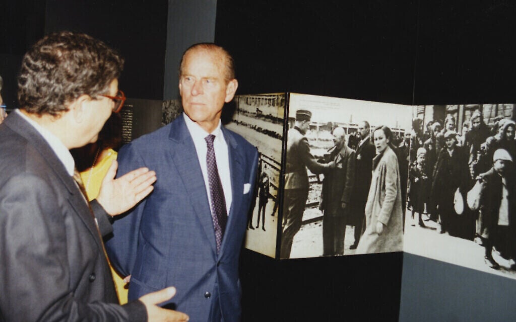 Le duc d'Edinburgh, la princesse Sophie et le président de Yad Vashem  Avner Shalev visitent le musée historique, le 30 octobre 1994. (Crédit :  Yad Vashem)