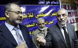 Mahmoud Ezzat, haut dirigeant des Frères musulmans, à gauche, et Mohammed Badie, dirigeant des Frères musulmans, quittent une conférence de presse au Caire, en Égypte, le 5 mai 2010. (Crédit : AP / Amr Nabil)