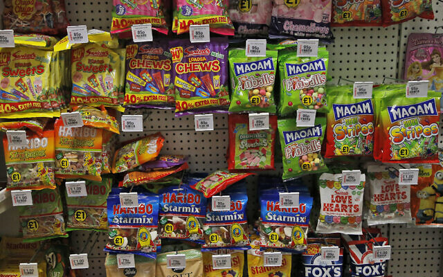 Un rayon de bonbons dans un supermarché de Londres, le 18 août 2016. (Crédit : AP Photo/Frank Augstein)