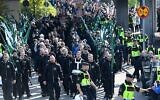 Illustration : Des membres du Mouvement de résistance nordique défilant dans le centre de Göteborg, en Suède, le 30 septembre 2017. (Crédit : Fredrik Sandberg/TT via AP)