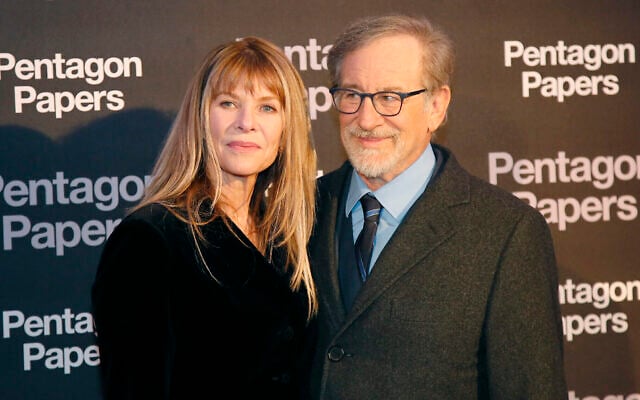 Kate Capshaw, à gauche, et son époux, le réalisateur Steven Spielberg, lors de la première en France de "Pentagon Papers" à Paris, le 13 janvier 2018. (Crédit : AP Photo/Michel Euler) Kate Capshaw, à gauche, et son époux, le réalisateur Steven Spielberg, lors de la première en France de "Pentagon Papers" à Paris, le 13 janvier 2018. (Crédit : AP Photo/Michel Euler)
