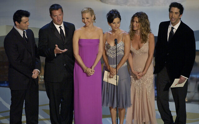 Toute l'équipe de la sitcom "Friends" avec de gauche à droite Matt LeBlanc, Matthew Perry, Lisa Kudrow, Courteney Cox Arquette, Jennifer Aniston et David Schwimmer pendant les Emmy Awards, au Shrine Auditorium de Los Angeles, le 22 septembre 2002. (Crédit : Kevork Djansezian/AP) Toute l'équipe de la sitcom "Friends" avec de gauche à droite Matt LeBlanc, Matthew Perry, Lisa Kudrow, Courteney Cox Arquette, Jennifer Aniston et David Schwimmer pendant les Emmy Awards, au Shrine Auditorium de Los Angeles, le 22 septembre 2002. (Crédit : Kevork Djansezian/AP)