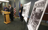 Illustration : Raymond Duda, agent spécial du FBI en charge à Seattle, s'exprime lors d'une conférence de presse sur un podium, à propos des accusations portées contre un groupe de membres présumés du groupe néonazi américain Atomwaffen Division pour cyberharcèlement et envoi de communications menaçantes, le 26 février 2020. (Crédit : AP Photo/Ted S. Warren, File)
