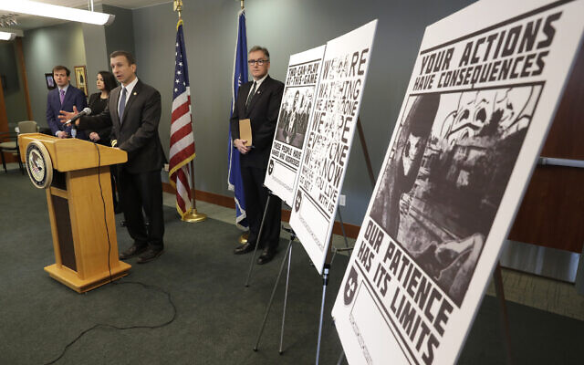 Illustration : Raymond Duda, agent spécial du FBI en charge à Seattle, s'exprime lors d'une conférence de presse sur un podium, à propos des accusations portées contre un groupe de membres présumés du groupe néonazi américain Atomwaffen Division pour cyberharcèlement et envoi de communications menaçantes, le 26 février 2020. (Crédit : AP Photo/Ted S. Warren, File)