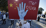Un manifestant de la communauté ouïgoure vivant en Turquie brandit une pancarte anti-Chine lors d'une manifestation à Istanbul, le 1er octobre 2020. (Emrah Gurel/AP)