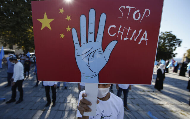 Un manifestant de la communauté ouïgoure vivant en Turquie brandit une pancarte anti-Chine lors d'une manifestation à Istanbul, le 1er octobre 2020. (Emrah Gurel/AP)