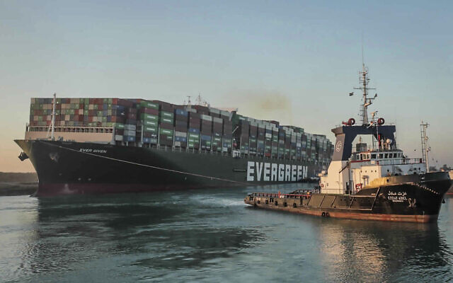 L' Ever Given, un cargo battant pavillon panaméen, tiré par un remorqueur sur le canal de Suez en Egypte, le 29 mars 2021. (Crédit : Autorité du canal de Suez via AP)