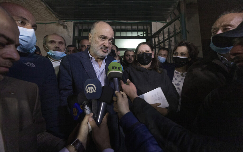 L'ancien responsable du Fatah Nasser al-Kidwa, au centre gauche, et l'épouse de  Marwan Barghouti, au centre à droite, quittent les bureaux de la Commission centrale électorale palestinienne après l'enregistrement de leur liste conjointe pour le prochain scrutin parlementaire de Ramallah, le 31 mars 2021. (Crédit : AP/Nasser Nasser)