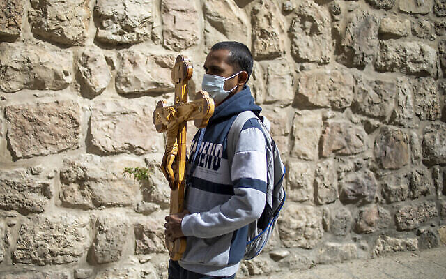 Un Chrétien marche sur la Voie Dolorosa vers l'Église du Saint Sépulcre, considérée comme le site de la crucifixion du Christ, à la procession du vendredi saint dans la Vieille Ville de Jérusalem le 2 avril 2021. (AP Photo / Ariel Schalit)