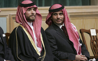 Le prince Hamza Bin Al-Hussein, à droite, et le prince Hashem Bin Al-Hussein, à gauche, frères du roi Abdallah II de Jordanie, assistent à l'ouverture du parlement à Amman, en Jordanie, le 28 novembre 2006. (AP Photo / Mohammad abu Ghosh, fichier)
