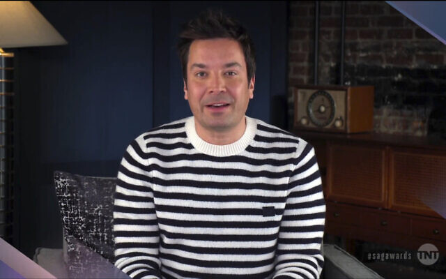 Dans cette capture vidéo fournie par les SAG Awards, Jimmy Fallon présente le prix pour la performance exceptionnelle d'un ensemble dans une série comique lors des 27e Screen Actors Guild Awards annuels, le 4 avril 2021. (SAG Awards via AP)