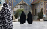 Illustration : Des Iraniennes voilées de la tête aux pieds, au sanctuaire de Saint Saleh, dans le nord de Téhéran, en Iran, le 6 avril 2021. (Crédit : Vahid Salemi/AP)