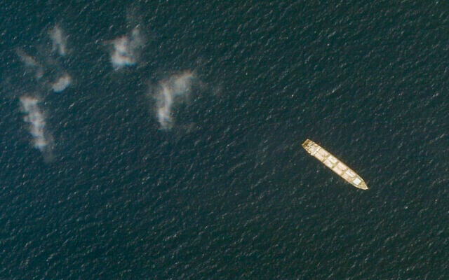 Illustration : Le cargo iranien MV Saviz dans la mer Rouge, au large des côtes du Yémen, le 1er octobre 2020. (Crédit : Planet Labs Inc. via AP)