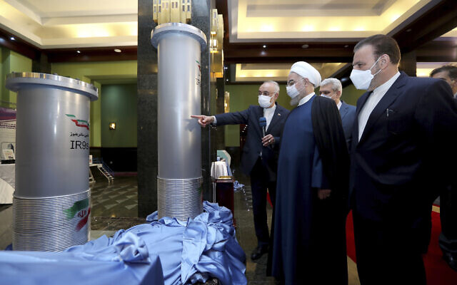 Le président Hassan Rouhani, deuxième à droite, écoute le chef de l'Organisation de l'énergie atomique iranienne, Ali Akbar Salehi lors d'une visite d'une exposition sur les récentes avancées nucléaires à Téhéran, en Iran, le 10 avril 2021. (Crédit : Bureau de la présidence iranienne via AP) Le président Hassan Rouhani, deuxième à droite, écoute le chef de l'Organisation de l'énergie atomique iranienne, Ali Akbar Salehi lors d'une visite d'une exposition sur les récentes avancées nucléaires à Téhéran, en Iran, le 10 avril 2021. (Crédit : Bureau de la présidence iranienne via AP)
