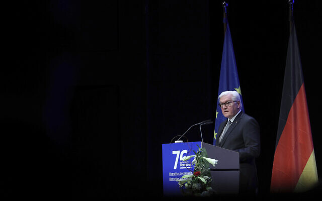 Le président allemand Frank-Walter Steinmeiner lors d'un événement commémoratif à Weimar, en Allemagne, le 11 avril 2021 pour le 76e anniversaire de la libération des camps de concentration de Buchenwald et Mittelbau-Dora. (Crédit : Ronny Hartmann / pool via AP) Le président allemand Frank-Walter Steinmeiner lors d'un événement commémoratif à Weimar, en Allemagne, le 11 avril 2021 pour le 76e anniversaire de la libération des camps de concentration de Buchenwald et Mittelbau-Dora. (Crédit : Ronny Hartmann / pool via AP)