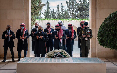 Le roi de Jordanie Abdallah II, au centre, le prince Hamzah bin Al Hussein, deuxième à gauche, et d'autres personnes lors d'une visite sur la tombe du défunt roi Hussein. Les membres de la famille royale jordanienne ont marqué dimanche le centenaire de la création de l'émirat de Transjordanie, un protectorat britannique qui a précédé le royaume. (Crédit : Compte Twitter de la Cour royale via AP)