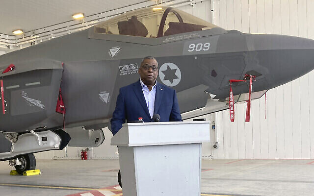 Le secrétaire américain à la Défense, Lloyd Austin, s'adresse aux journalistes depuis la base aérienne israélienne de Nevatim lundi, avec un avion de combat israélien F-35 en arrière-plan, le lundi 12 avril 2021 en Israël. (Photo AP / Robert Burns) Le secrétaire américain à la Défense, Lloyd Austin, s'adresse aux journalistes depuis la base aérienne israélienne de Nevatim lundi, avec un avion de combat israélien F-35 en arrière-plan, le lundi 12 avril 2021 en Israël. (Photo AP / Robert Burns)