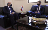 Le sous-secrétaire d'État américain aux Affaires politiques, David Hale, à droite, rencontre le ministre libanais des Affaires étrangères Charbel Wehbe, à Beyrouth, au Liban, le 14 avril 2021. (Crédit : AP Photo / Hussein Malla)