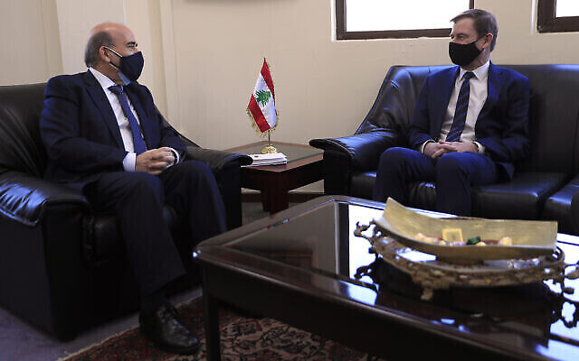 Le sous-secrétaire d'État américain aux Affaires politiques, David Hale, à droite, rencontre le ministre libanais des Affaires étrangères Charbel Wehbe, à Beyrouth, au Liban, le 14 avril 2021. (Crédit : AP Photo / Hussein Malla)