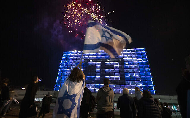 Des Israéliens assistent à un spectacle de feux d'artifice lors des célébrations de Yom HaAtsmaout à Tel Aviv, le 14 avril 2021, après plus d'un an de restrictions liées au coronavirus. (Crédit : AP Photo/Sebastian Scheiner)