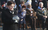 La Premier ministre polonaise de l'époque, Beata Szydlo, allume une bougie au Monument international aux victimes du fascisme, après une cérémonie marquant le 72e anniversaire de la libération du camp d'extermination nazi allemand d'Auschwitz-Birkenau, à Oswiecim, en Pologne, le 27 janvier 2017. (Crédit : AP Photo / Czarek Sokolowski)