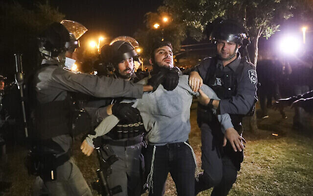 La police des frontières israélienne arrête l’un des jeunes israéliens membres de “Lahava”, un groupe extrémiste juif, alors qu'ils tentaient de s'approcher de la porte de Damas pour manifester, dans le contexte de tensions accrues dans la ville, juste à l'extérieur de la Vieille Ville de Jérusalem, jeudi 22 avril 2021. (AP Photo / Ariel Schalit)