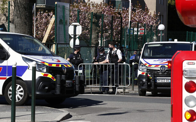 Des policiers bloquent l'accès avec des barrières à côté du commissariat de Rambouillet, au sud-ouest de Paris, vendredi 23 avril 2021. (Crédit : AP / Michel Euler)