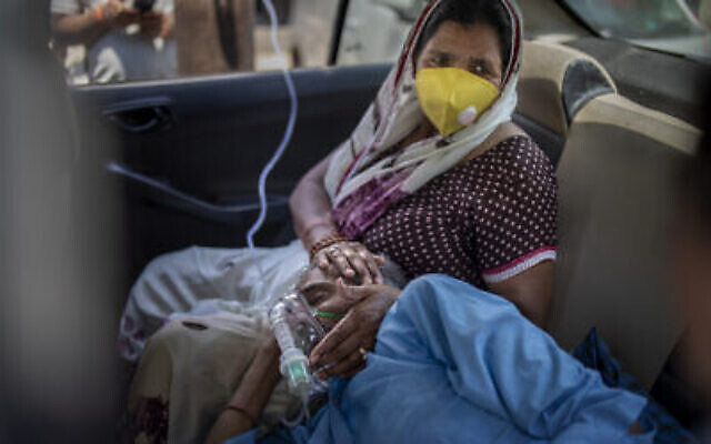 Une patiente respire à l'aide d'oxygène fourni par un Gurdwara, lieu de culte sikh, à l'intérieur d'une voiture à New Delhi, en Inde, le 24 avril 2021. (Altaf Qadri/AP)