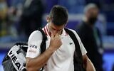 Le Serbe Novak Djokovic quitte la salle après son match de tennis contre le Russe Aslan Karatsev lors du tournoi de tennis Serbia Open, à Belgrade, en Serbie, samedi 24 avril 2021. (AP Photo/Darko Vojinovic)