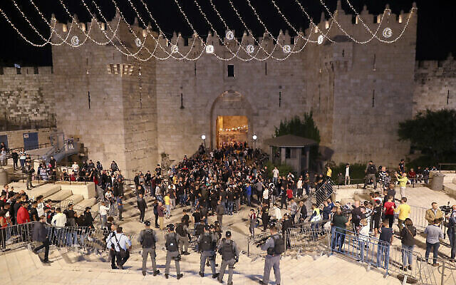 La police israélienne retire des barrières qui empêchaient la foule de se rassembler à la porte de Damas de la vieille ville, le 26 avril 2021. (Crédit : AP Photo/Ariel Schalit)