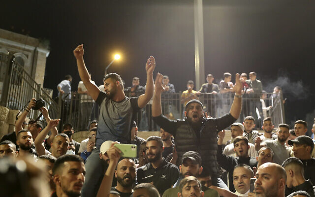 Des Palestiniens en liesse après que la police israélienne a retiré des barrières qui empêchaient la foule de se rassembler à la porte de Damas de la vieille ville, le 26 avril 2021. (Crédit : AP Photo/Ariel Schalit)
