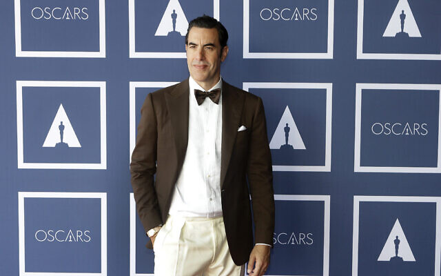 Sacha Baron Cohen pose pour une photo pendant une projection des Oscars à Sydney, en Australie, le 26 avril 2021. (Crédit : AP Photo/Rick Rycroft, Pool) Sacha Baron Cohen pose pour une photo pendant une projection des Oscars à Sydney, en Australie, le 26 avril 2021. (Crédit : AP Photo/Rick Rycroft, Pool)