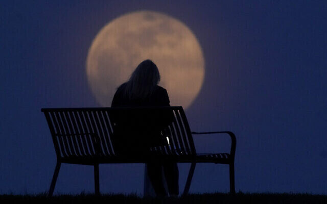 La super lune rose, observée dans l'Indiana, aux Etats-Unis, le 27 avril 2021. (Crédit : AP Photo/Charlie Riedel) La super lune rose, observée dans l'Indiana, aux Etats-Unis, le 27 avril 2021. (Crédit : AP Photo/Charlie Riedel)
