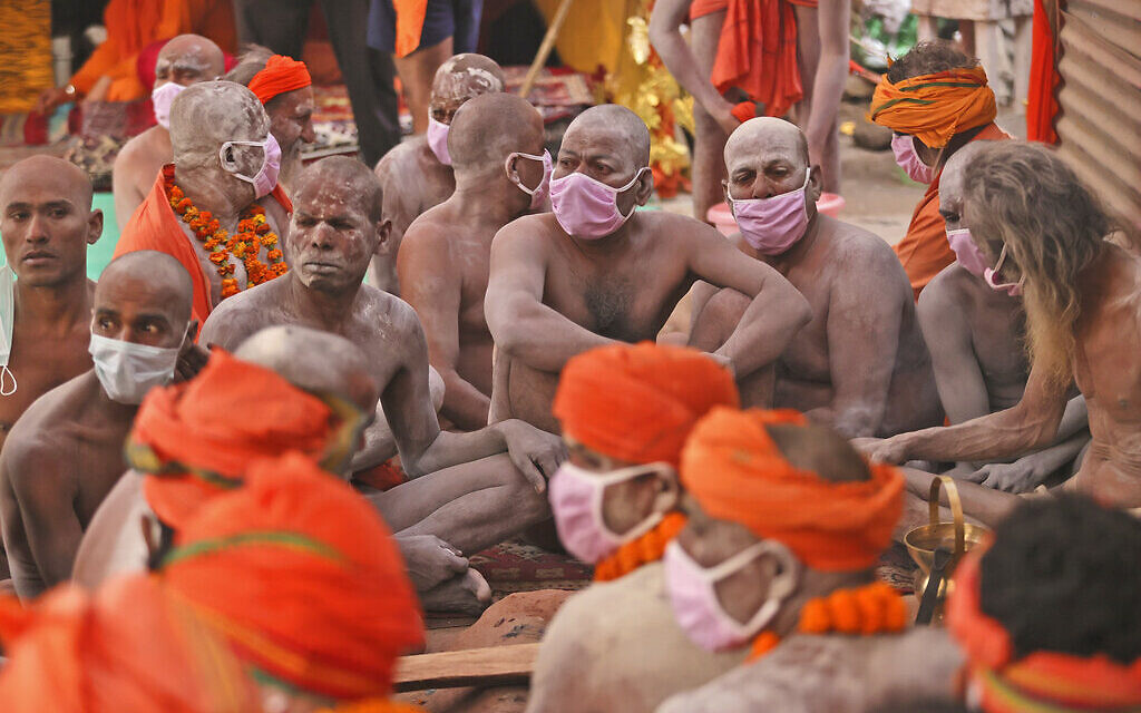 Des Naga Sadhu, hommes saints hindous nus, attendent le départ d'une procession vers le fleuve Ganges pour le Shahi Snan (bain royal) pendant la Kumbh Mela, à Haridwar dans l'état indien d'Uttarakhand, lundi 12 avril 2021. Alors que les États indiens décrètent une forme de confinement pour lutter contre la hausse des cas de COVID-19 dans le cadre d'une deuxième vague nationale, des milliers de pèlerins se rassemblent sur les rives du Gange pour la fête hindoue. Les fidèles croient qu'un plongeon dans les eaux du Gange les absoudra de leurs péchés et les délivrera du cycle de la naissance et de la mort. (AP Photo/Karma Sonam) Des Naga Sadhu, hommes saints hindous nus, attendent le départ d'une procession vers le fleuve Ganges pour le Shahi Snan (bain royal) pendant la Kumbh Mela, à Haridwar dans l'état indien d'Uttarakhand, lundi 12 avril 2021. Alors que les États indiens décrètent une forme de confinement pour lutter contre la hausse des cas de COVID-19 dans le cadre d'une deuxième vague nationale, des milliers de pèlerins se rassemblent sur les rives du Gange pour la fête hindoue. Les fidèles croient qu'un plongeon dans les eaux du Gange les absoudra de leurs péchés et les délivrera du cycle de la naissance et de la mort. (AP Photo/Karma Sonam)