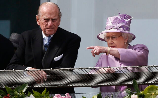 La reine Elizabeth II de Grande-Bretagne fait remarquer quelque chose au prince Philip alors qu'ils regardent le Derby d'Epsom depuis le balcon de l'hippodrome d'Epsom, en Angleterre, le 7 juin 2014. (AP Photo/Sang Tan) La reine Elizabeth II de Grande-Bretagne fait remarquer quelque chose au prince Philip alors qu'ils regardent le Derby d'Epsom depuis le balcon de l'hippodrome d'Epsom, en Angleterre, le 7 juin 2014. (AP Photo/Sang Tan)