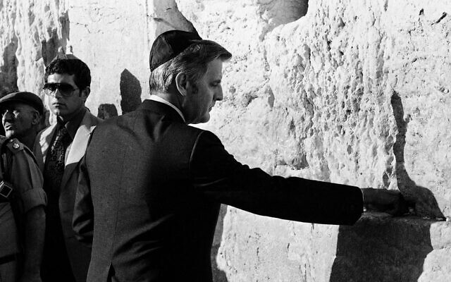 Le vice-président américain Walter Mondale, coiffé d'une kippa, dépose une note de vœu dans le mur Occidental, le 30 juin 1978, à Jérusalem, où il s'est rendu avec sa femme et sa fille. (AP Photo/Max Nash) Le vice-président américain Walter Mondale, coiffé d'une kippa, dépose une note de vœu dans le mur Occidental, le 30 juin 1978, à Jérusalem, où il s'est rendu avec sa femme et sa fille. (AP Photo/Max Nash)