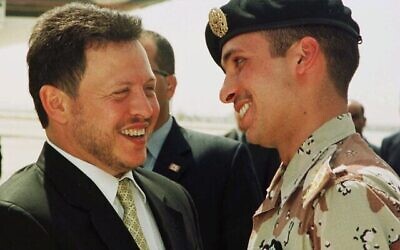 Le roi de Jordanie Abdallah II (à gauche) rit avec son frère Hamza, alors prince héritier (à droite), le 2 avril 2001, peu avant que le monarque jordanien n’entame une tournée aux États-Unis. (Crédit : AP / Yousef Allan)