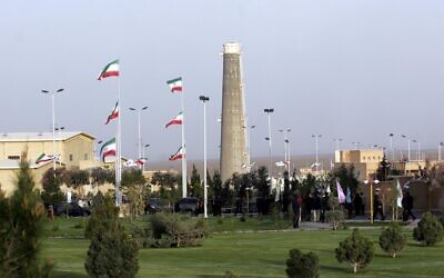 L'usine d'enrichissement de l'uranium de Natanz, à environ 300 kilomètres au sud de la capitale de Téhéran, le 9 avril 2007. (Crédit : Hasan Sarbakhshian/AP) L'usine d'enrichissement de l'uranium de Natanz, à environ 300 kilomètres au sud de la capitale de Téhéran, le 9 avril 2007. (Crédit : Hasan Sarbakhshian/AP)