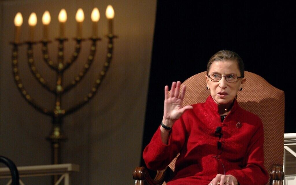 La magistrate Ruth Bader Ginsburg, la première juive à avoir été nommée à la cour suprême, lors d'une discussion avec le réalisateur David Grubin sur sa série sur PBS, 'The Jewish Americans' à Washington. (Crédit : AP Photo/Kevin Wolf)