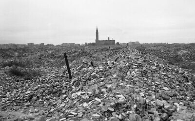 Les vestiges du ghetto de Varsovie, que les SS allemands ont rasé à la dynamite en 1945 après avoir massacré 60 000 Juifs. (Crédit : AP)