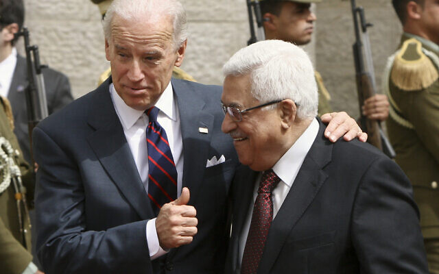 Le vice-président américain de l'époque, Joseph Biden, (à gauche), en compagnie du président de l'Autorité palestinienne, Mahmoud Abbas, avant leur rencontre dans la ville de Ramallah, en Cisjordanie, le 10 mars 2010. (AP/Tara Todras-Whitehill/File) Le vice-président américain de l'époque, Joseph Biden, (à gauche), en compagnie du président de l'Autorité palestinienne, Mahmoud Abbas, avant leur rencontre dans la ville de Ramallah, en Cisjordanie, le 10 mars 2010. (AP/Tara Todras-Whitehill/File)
