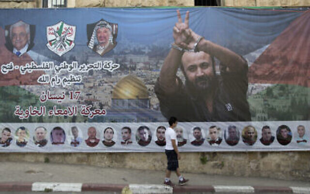 Une bannière avec une photo du leader palestinien emprisonné Marwan Barghouthi et de quelques codétenus, dans la ville de Ramallah en Cisjordanie, le 1er mai 2017. (Crédit : Nasser Nasser/AP)