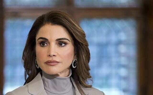 La reine Rania de Jordanie écoute un discours du Premier ministre néerlandais Mark Rutte à La Haye, aux Pays-Bas, le 21 mars 2021. (Crédit : AP Photo/Peter Dejong) La reine Rania de Jordanie écoute un discours du Premier ministre néerlandais Mark Rutte à La Haye, aux Pays-Bas, le 21 mars 2021. (Crédit : AP Photo/Peter Dejong)